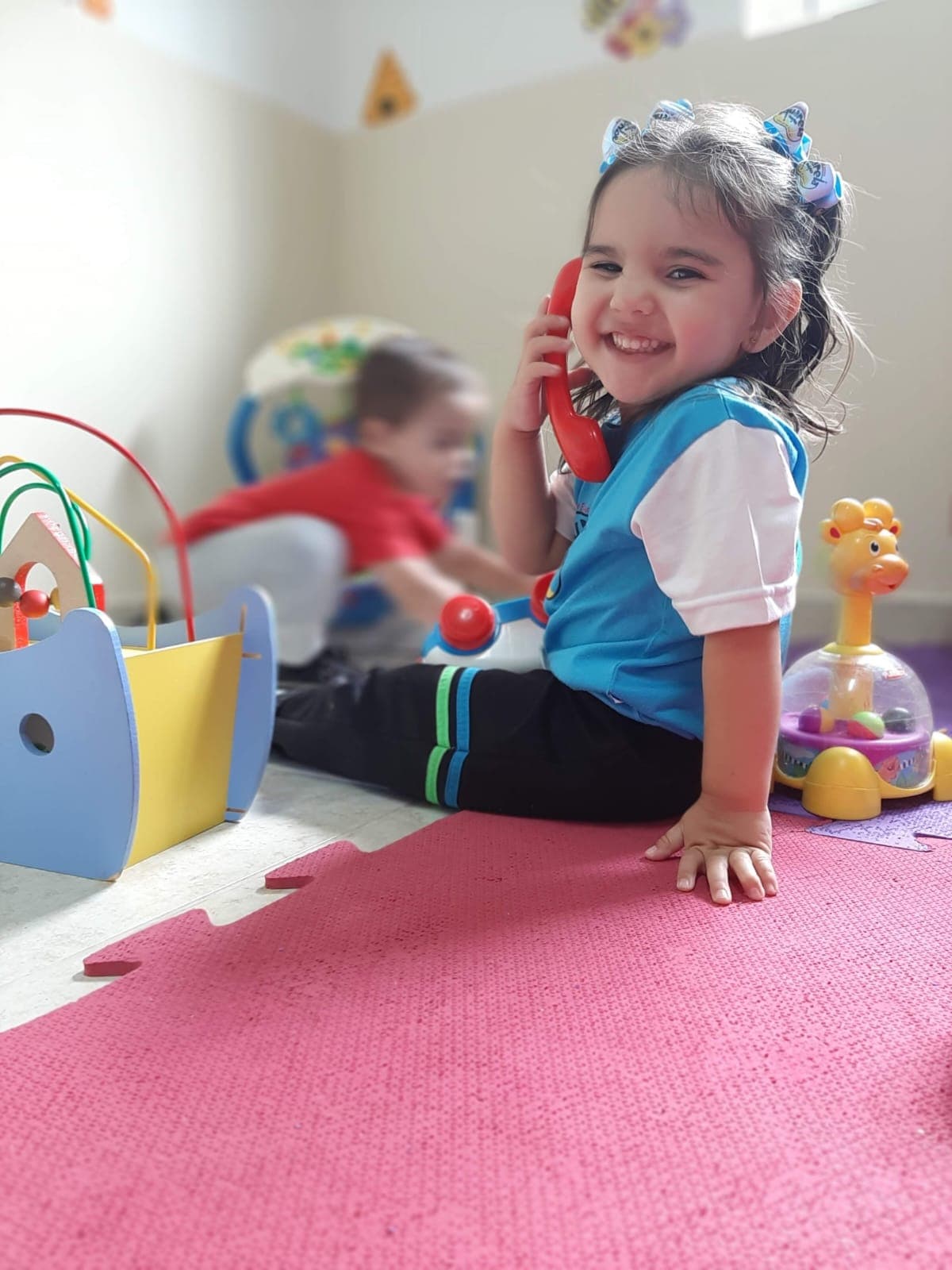 Criança brincando na Aquarela Mágica